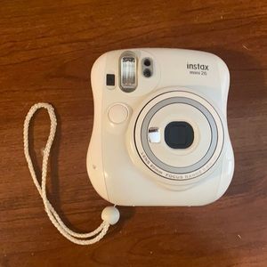 Fujifilm instax mini 26 lens 60 mm focus range 0.5 m!